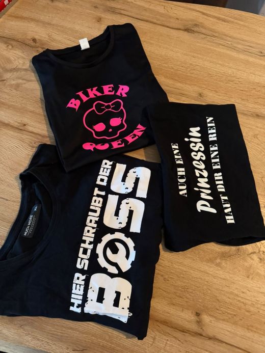 Mehrere bedruckte Shirts auf dem Tisch