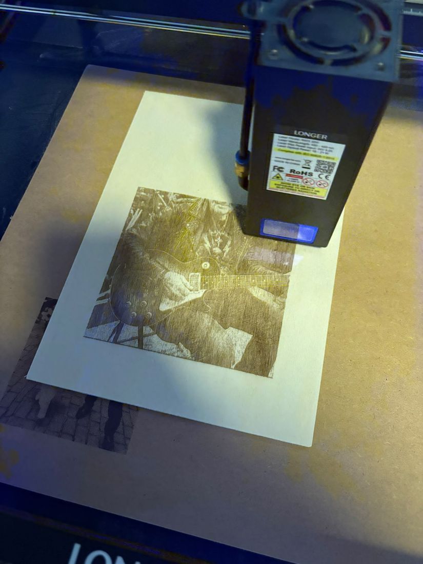 Laserkopf graviert ein Foto