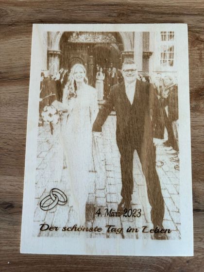 Hochzeitsfoto auf Holz graviert